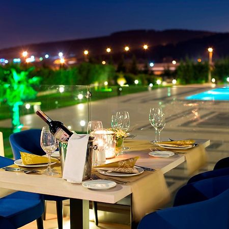Miracle Istanbul Asia Airport Hotel & Spa Bagian luar foto The hotel's pool