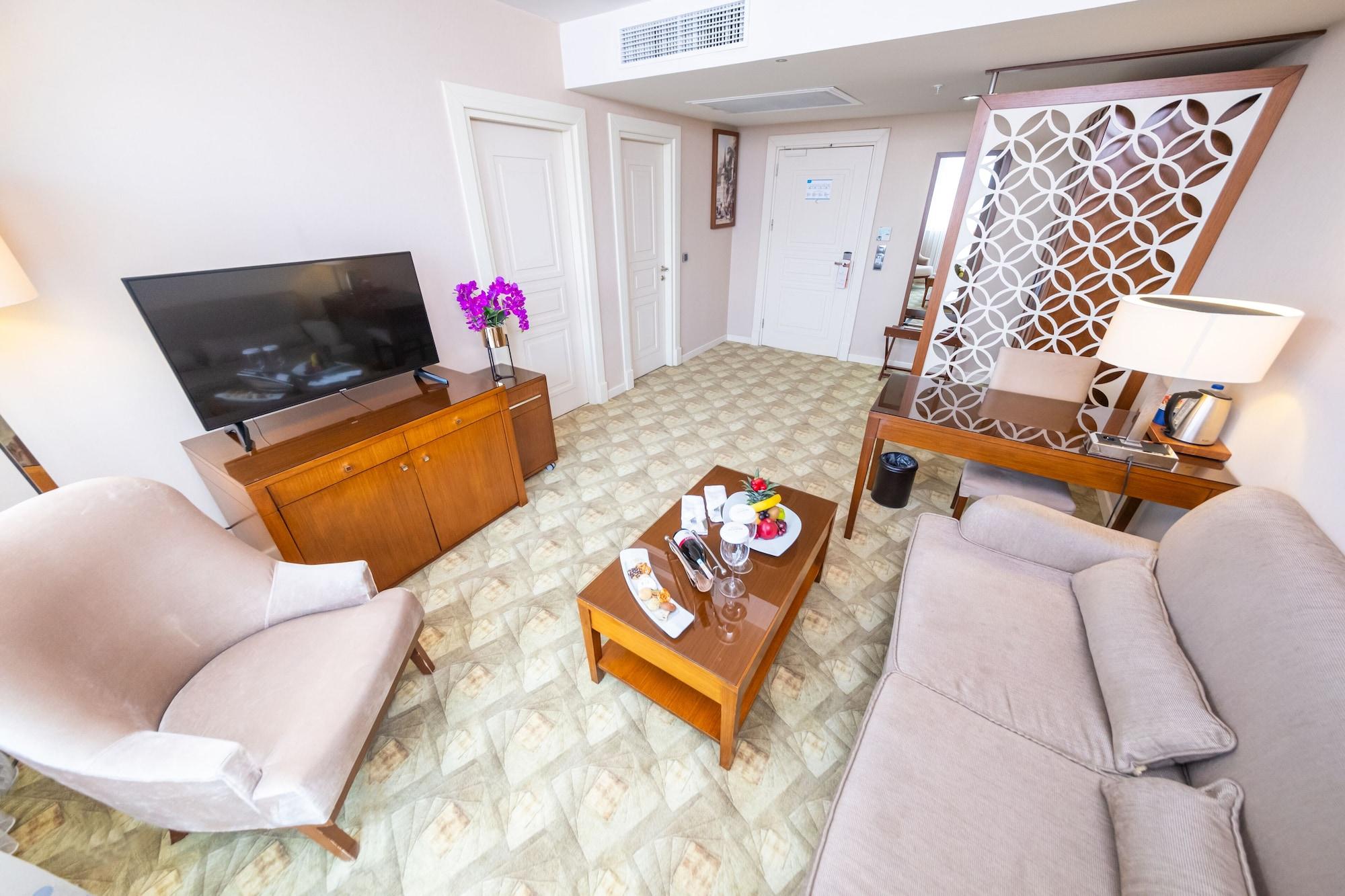 Miracle Istanbul Asia Airport Hotel & Spa Bagian luar foto A living room in a suite at the hotel