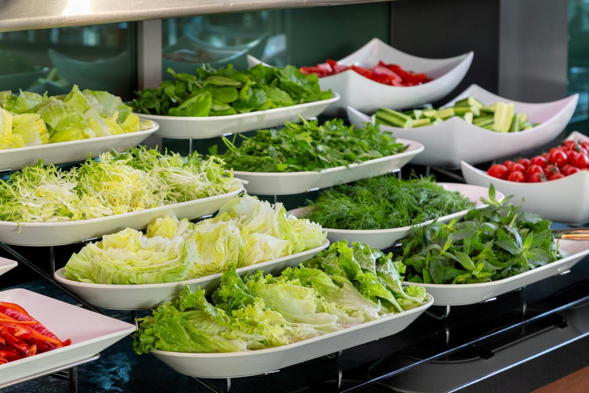 Miracle Istanbul Asia Airport Hotel & Spa Bagian luar foto A salad bar