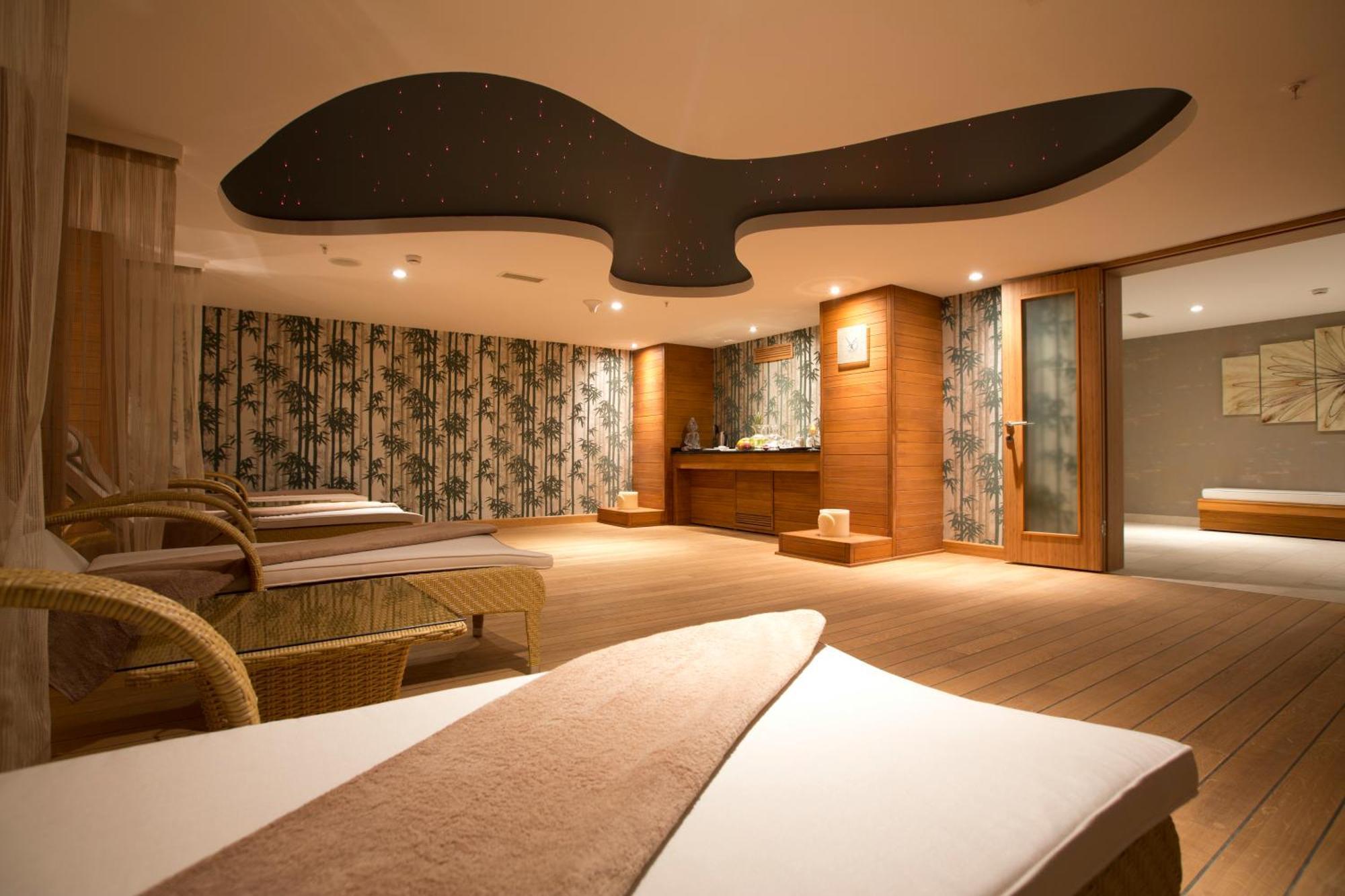 Miracle Istanbul Asia Airport Hotel & Spa Bagian luar foto The spa at The Landmark