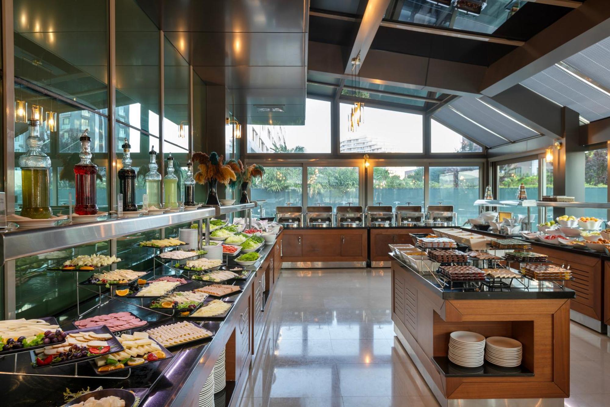 Miracle Istanbul Asia Airport Hotel & Spa Bagian luar foto The buffet at the hotel