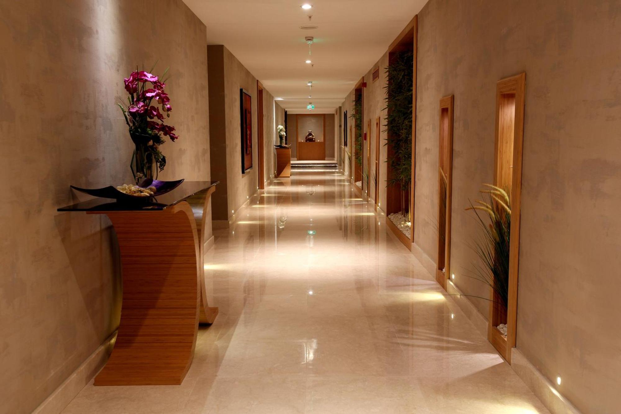 Miracle Istanbul Asia Airport Hotel & Spa Bagian luar foto A corridor in a hotel