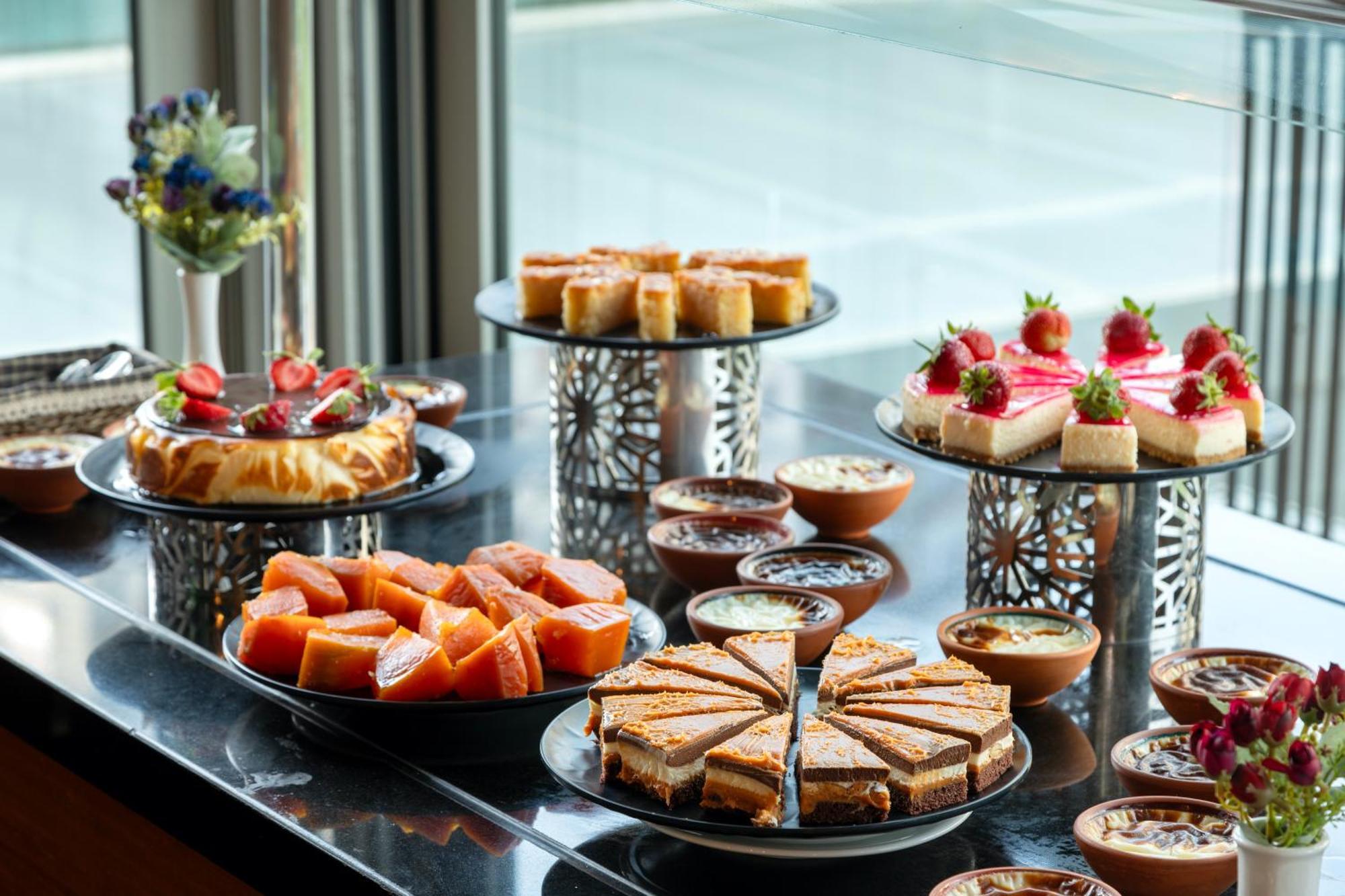 Miracle Istanbul Asia Airport Hotel & Spa Bagian luar foto A selection of desserts
