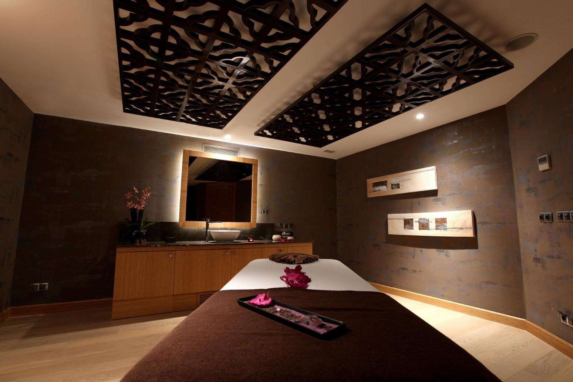 Miracle Istanbul Asia Airport Hotel & Spa Bagian luar foto A spa treatment room