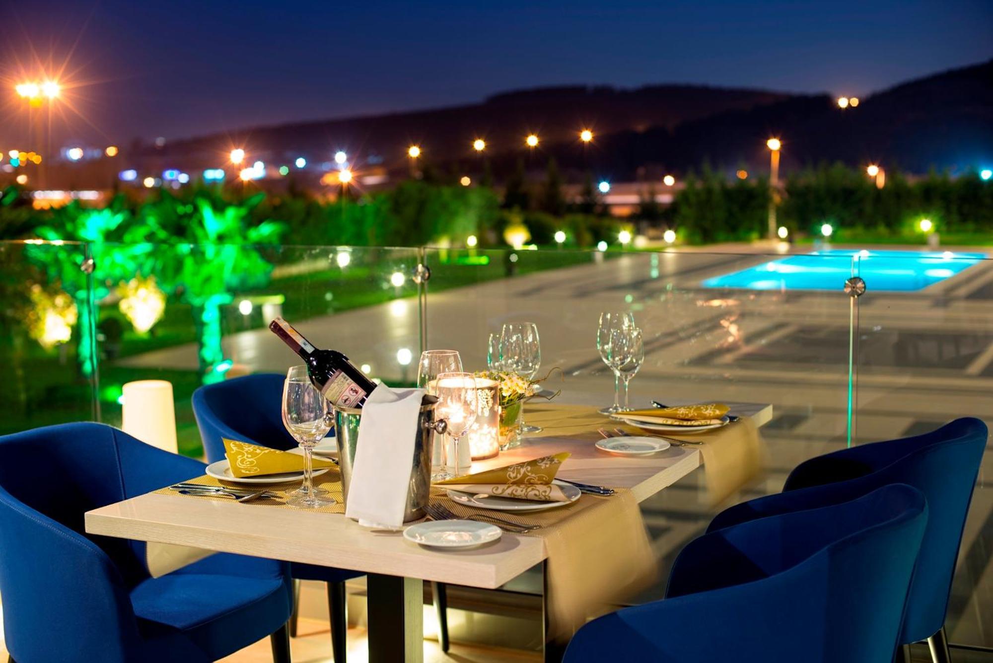 Miracle Istanbul Asia Airport Hotel & Spa Bagian luar foto The hotel's pool