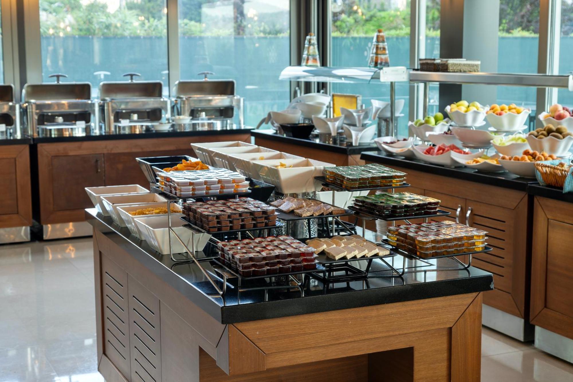 Miracle Istanbul Asia Airport Hotel & Spa Bagian luar foto A buffet at a hotel
