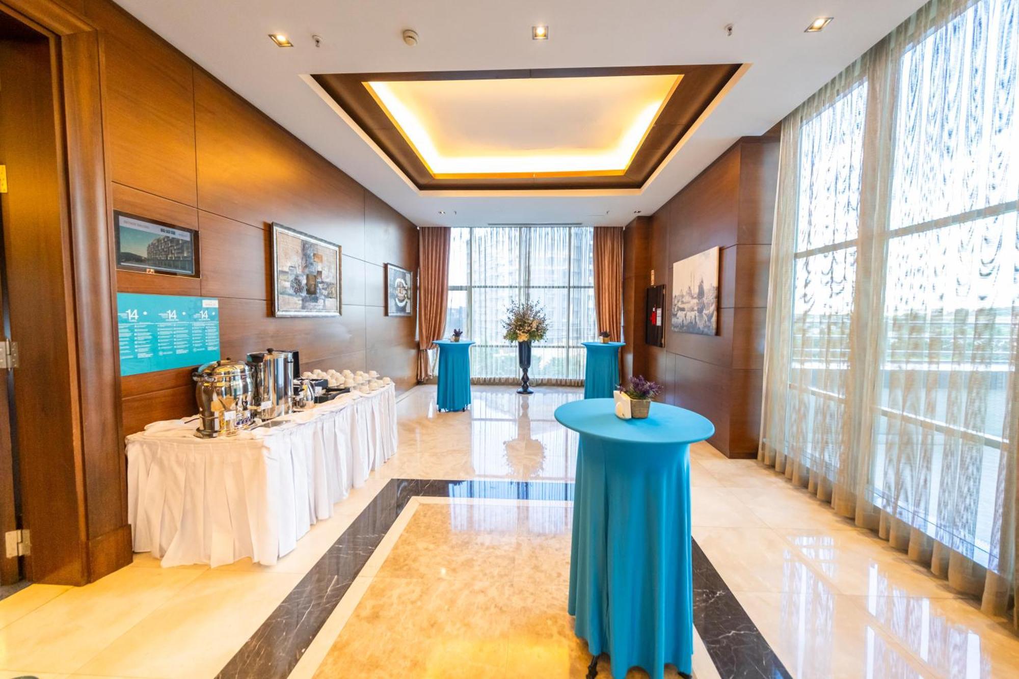 Miracle Istanbul Asia Airport Hotel & Spa Bagian luar foto The lobby of the hotel