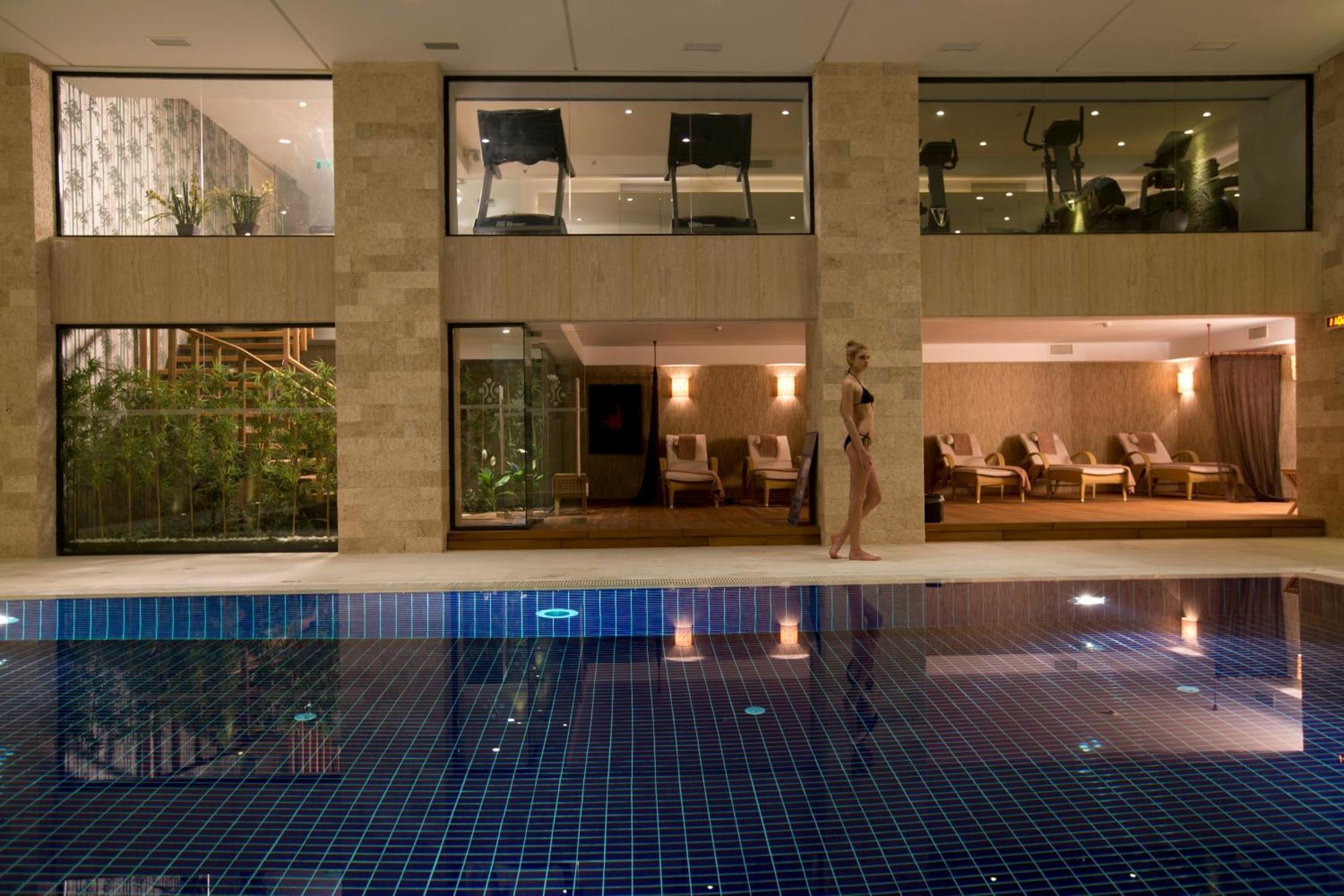 Miracle Istanbul Asia Airport Hotel & Spa Bagian luar foto The pool at the Mandarin Oriental, Bangkok