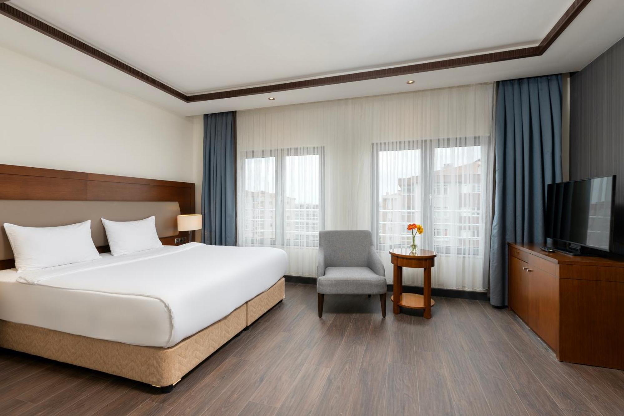 Miracle Istanbul Asia Airport Hotel & Spa Bagian luar foto A room at the hotel