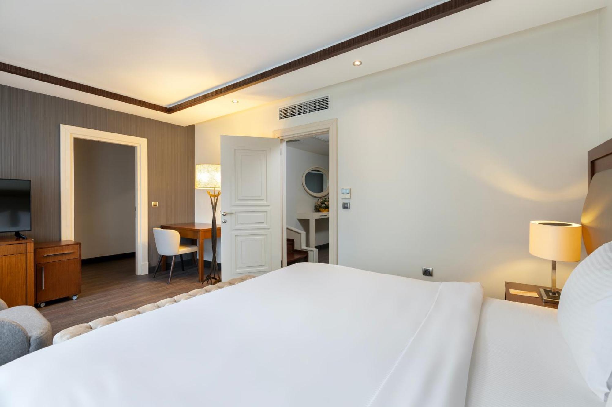 Miracle Istanbul Asia Airport Hotel & Spa Bagian luar foto A bedroom at the hotel