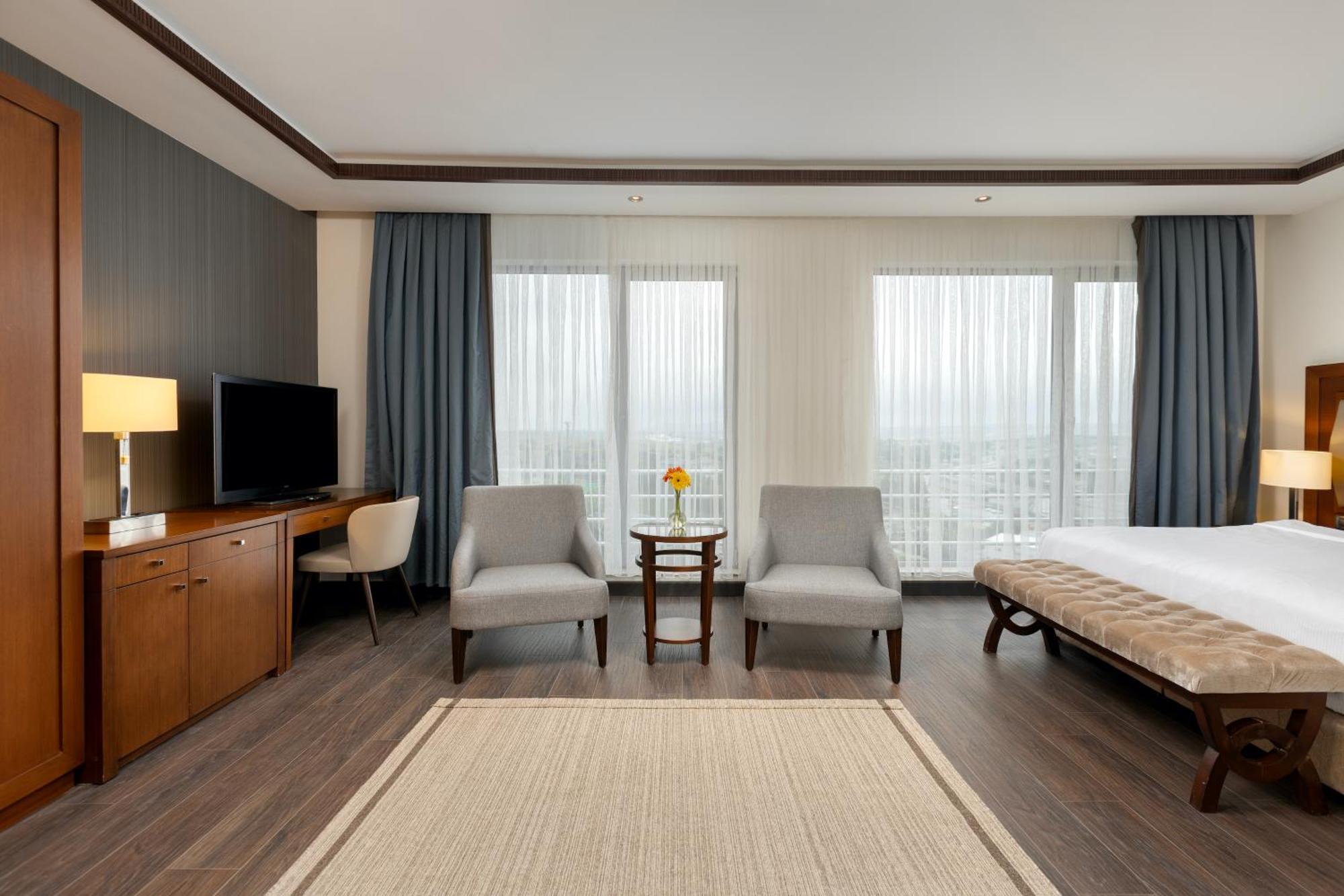 Miracle Istanbul Asia Airport Hotel & Spa Bagian luar foto A room at the hotel