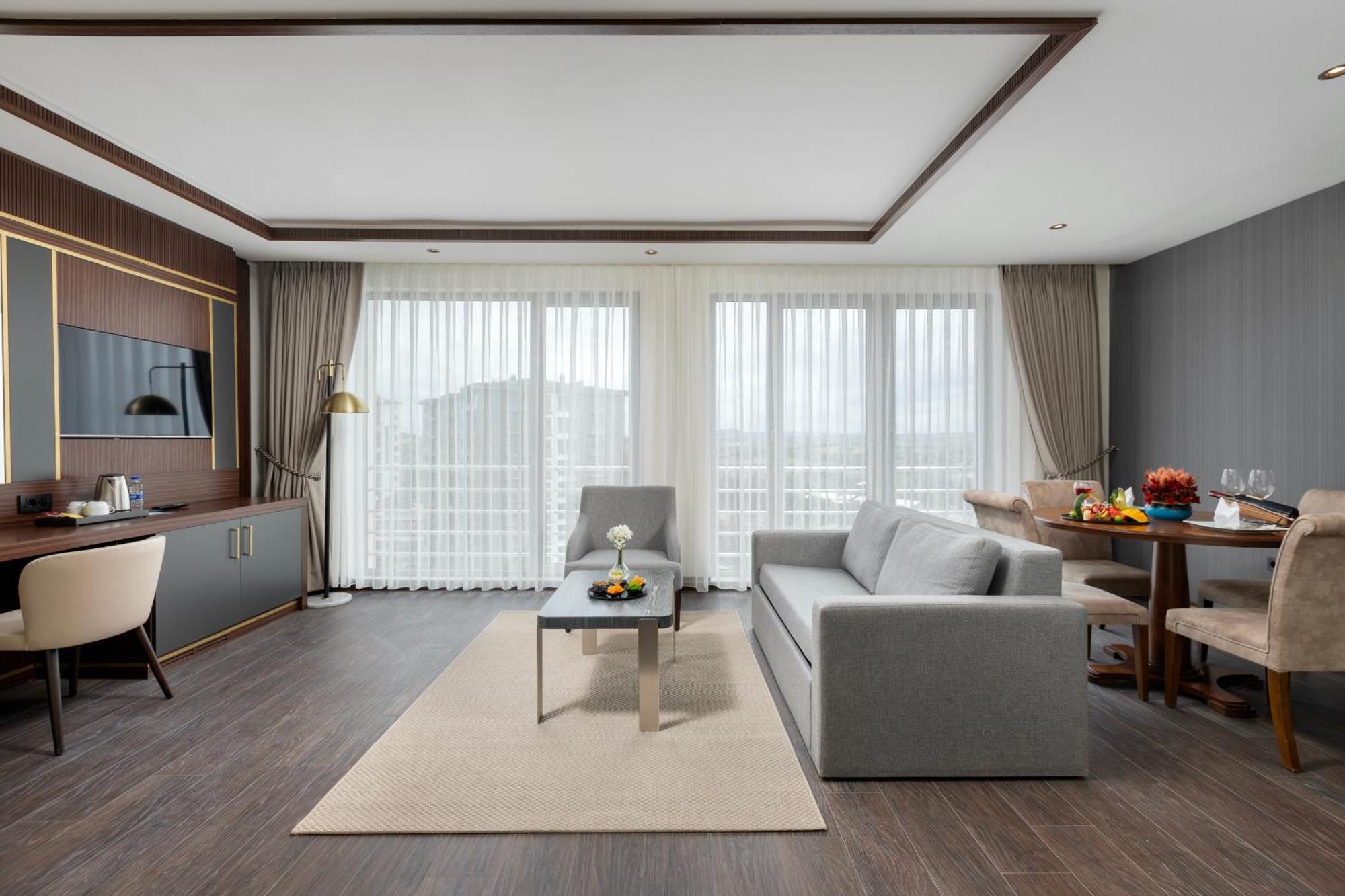 Miracle Istanbul Asia Airport Hotel & Spa Bagian luar foto A suite at the hotel