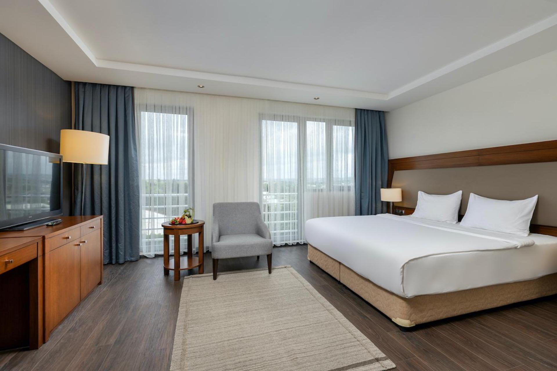 Miracle Istanbul Asia Airport Hotel & Spa Bagian luar foto A room at the hotel